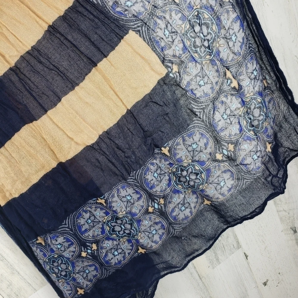 unbranded navy blue and tan light weight scarf